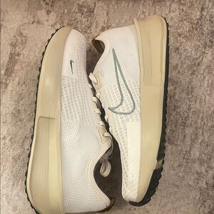 Nike Interact Run

Beige/ Green 

Size 9 

Lightly worn 

Comes with Box